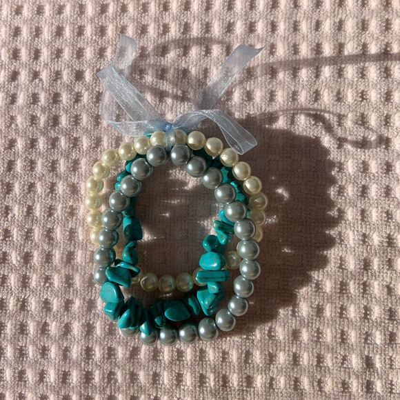 Set of 3 Grey Faux Pearl, White Faux Pearl & Turquoise Nugget Bracelets - Picture 3 of 4